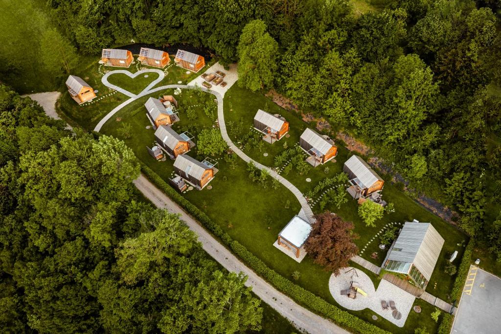 Zračni pogled na naselje v drugem letnem času